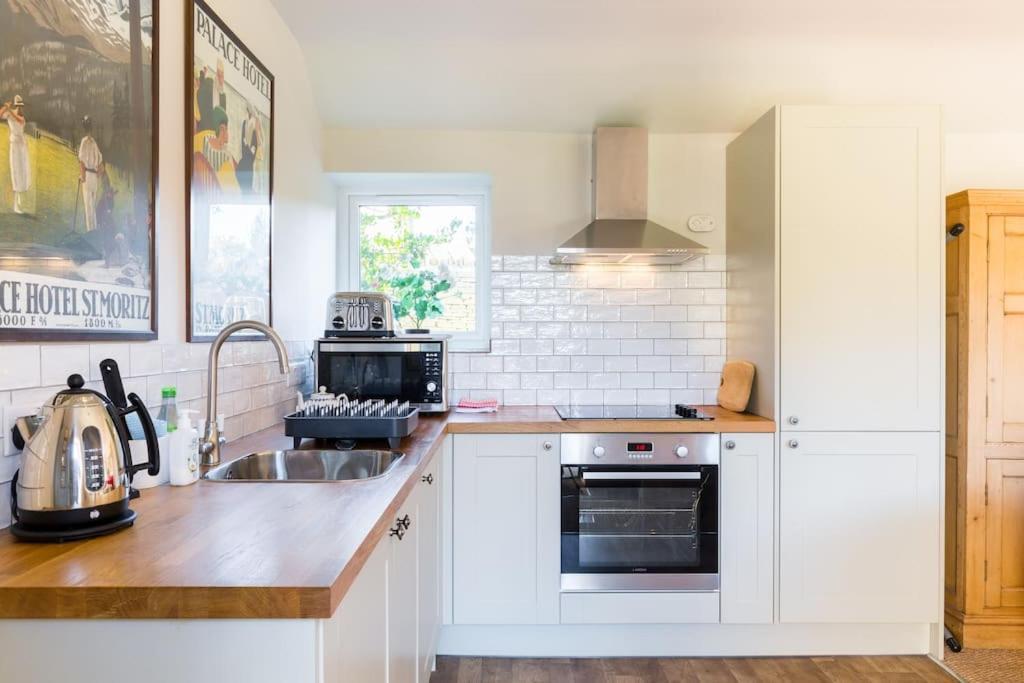 Charming Cottage Surrounded By Idyllic Garden In Peaceful Location In Central チャールベリー エクステリア 写真