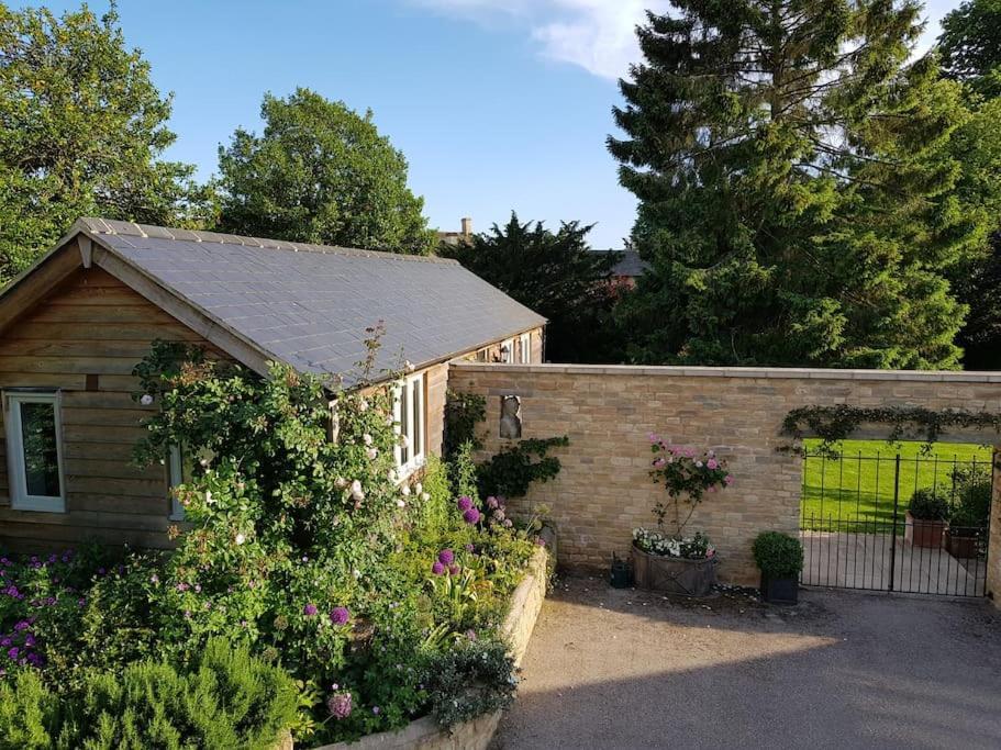 Charming Cottage Surrounded By Idyllic Garden In Peaceful Location In Central チャールベリー エクステリア 写真