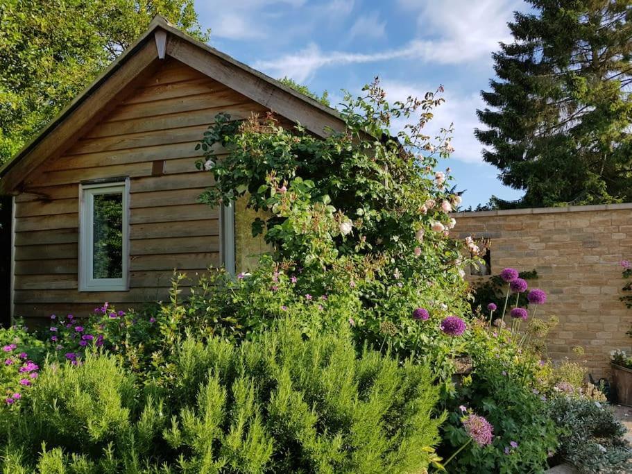 Charming Cottage Surrounded By Idyllic Garden In Peaceful Location In Central チャールベリー エクステリア 写真