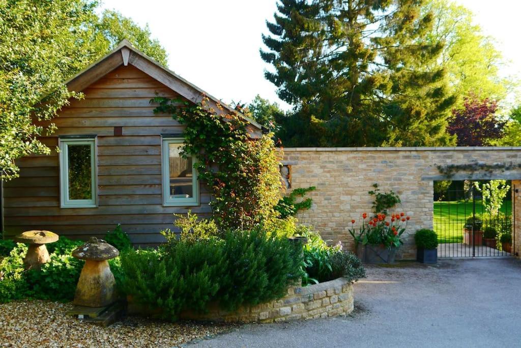 Charming Cottage Surrounded By Idyllic Garden In Peaceful Location In Central チャールベリー エクステリア 写真